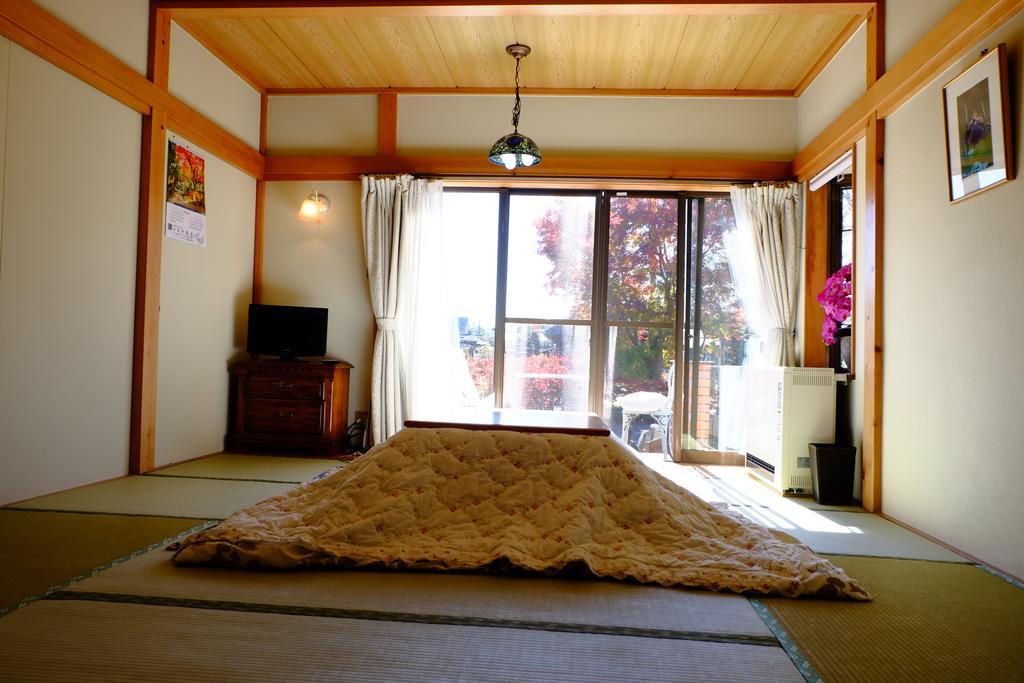 Lake Oshino Room photo